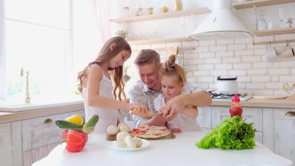 Padre e figlie si divertono in cucina — Video Stock