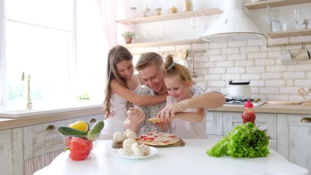 Vater und Töchter amüsieren sich in der Küche — Stockvideo