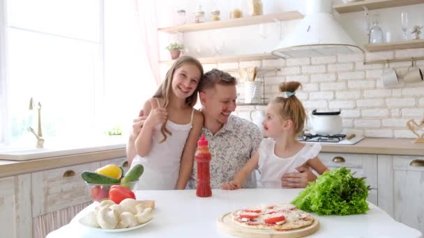 Padre e hijas divirtiéndose — Vídeos de Stock