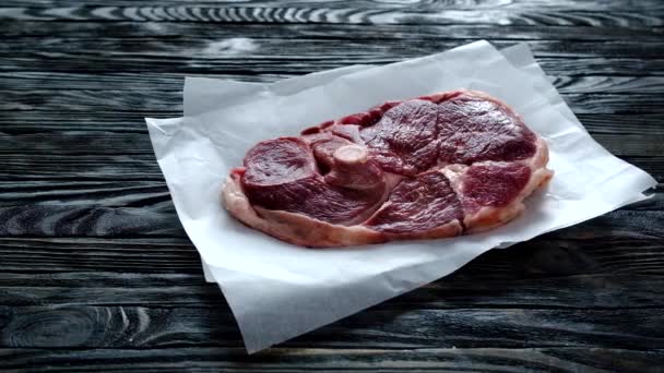 Pezzo di carne cruda di agnello — Video Stock