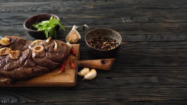 Carne a la parrilla sobre una mesa — Vídeo de stock