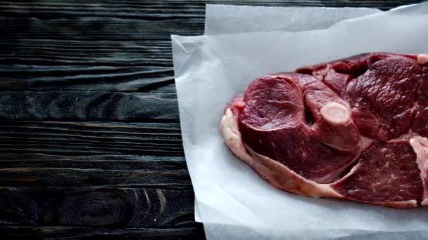 Stück rohes Lammfleisch — Stockvideo