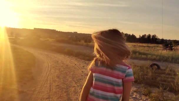 Niña menuda meneando su pelo largo — Vídeos de Stock