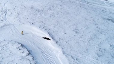 Yokuş aşağı, havadan görünümü sürme snowboarder