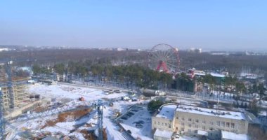 Dönme dolap bitmemiş bina ile