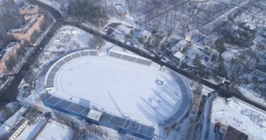 Karla kaplı futbol sahası