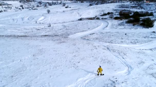 Сноубордист, спускающийся по склону, вид с воздуха — стоковое видео