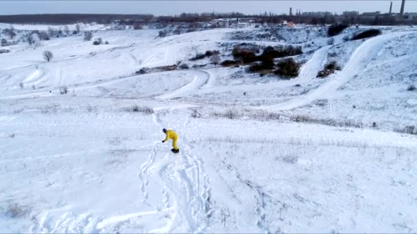 Yokuş aşağı, havadan görünümü sürme snowboarder — Stok video