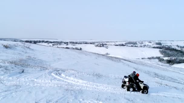Κεραία βολή της άνθρωπος την οδήγηση του Atv στο χειμερινό πεδίο — Αρχείο Βίντεο