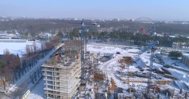 Ruota panoramica con edificio incompiuto — Video Stock