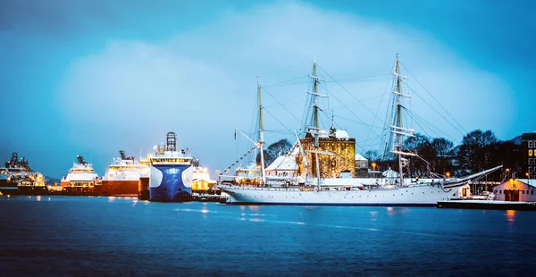 Navios atracados no porto à noite, Bergen, Noruega — Fotografia de Stock