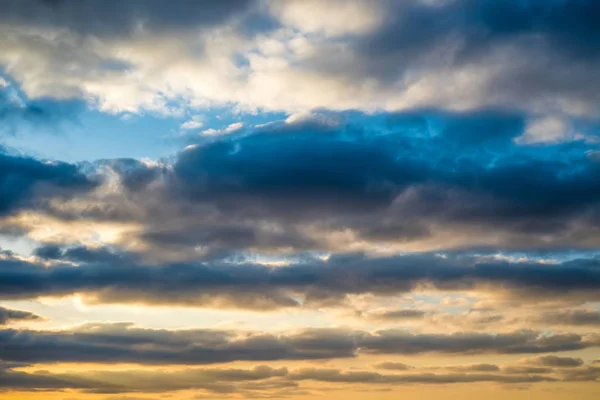 Bella vista del cielo nuvoloso tramonto — Foto Stock