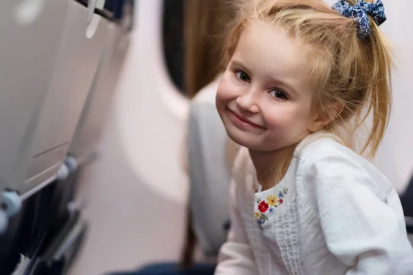 Menina viajando de avião — Fotografia de Stock