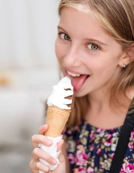 Little girl with ice cream — Stock Photo, Image