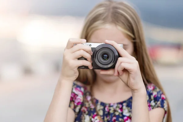 Menina com câmera — Fotografia de Stock