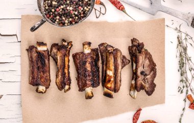 Izgara domuz pirzola otlar en iyi Manzaralı