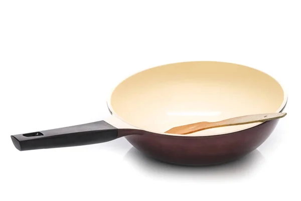 Wok avec spatule en bois isolé sur fond blanc — Photo