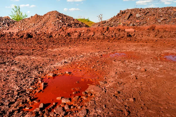 Deserted cracked ground near open-cast in Kryvyi Rih — Stock Photo, Image