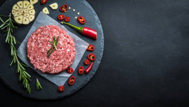 Ev yapımı hamburger için ham pirzola