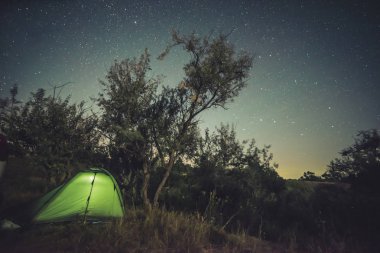 Güzel bir bulutlu gökyüzü günbatımı manzarası