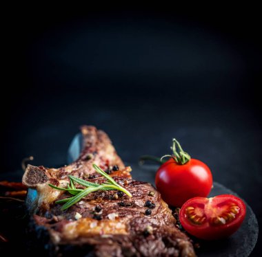 Izgara Dana biftek domates ile kemik üzerinde
