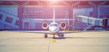 Gümüş parlak uçak pist