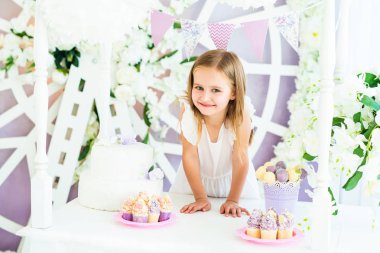 Şeker çubuğu oldukça gülümseyen küçük kız