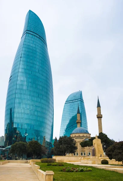 Torres de chamas de arranha-céus em Baku, Azerbaijão — Fotografia de Stock