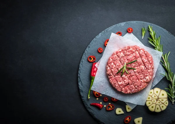 Cru hambúrguer carne patty no fundo de pedra — Fotografia de Stock