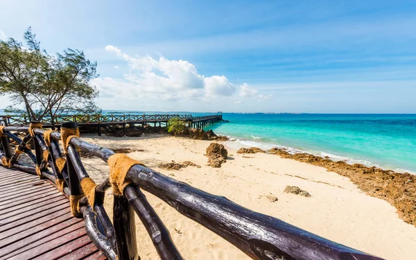 Paysage exotique avec jetée en bois menant à l'océan en Afrique — Photo