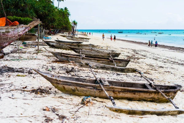 Barcos de pesca de madeira velhos com pás em uma praia — Fotografia de Stock