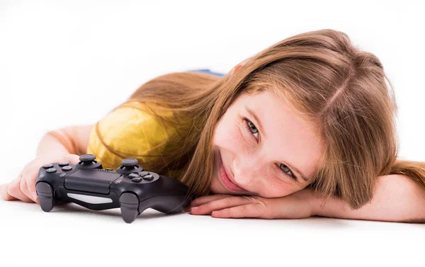 Dziewczyna leży z joystickiem, zmęczony grając w gry — Zdjęcie stockowe