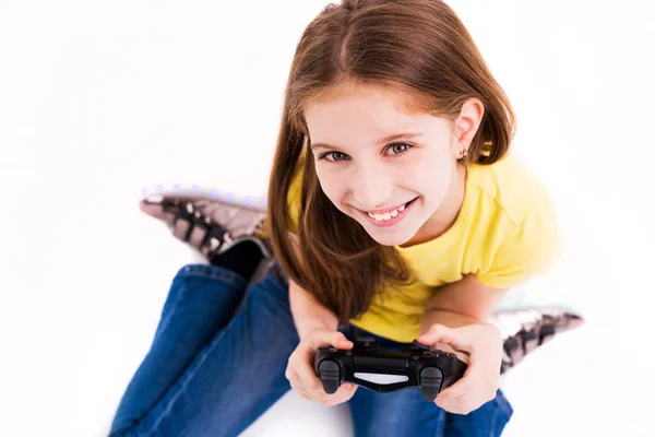 Dziewczyna uśmiecha się szeroko, za pomocą joysticka, gotowe do wygrania — Zdjęcie stockowe