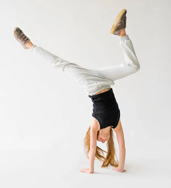 Meisje doet een handstand — Stockfoto