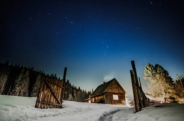 Trästuga med blå stjärnhimmel på natten — Stockfoto