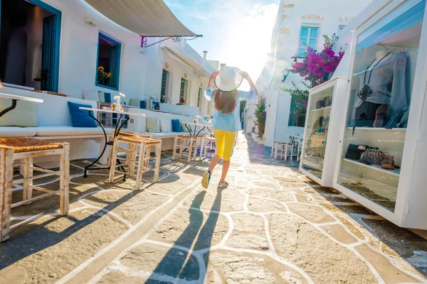 Pretty little girl walking on the sunshine beautiful greek street — Stock Photo, Image