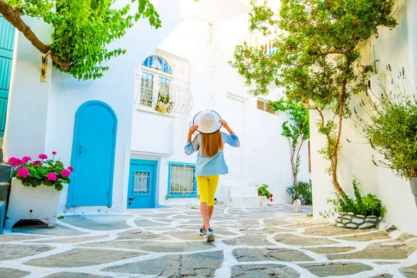 Blond meisje permanent op de binnenplaats op Griekse straat — Stockfoto