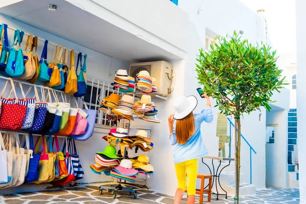 Chica rubia tomando selfie cerca de la tienda en la calle griega — Foto de Stock