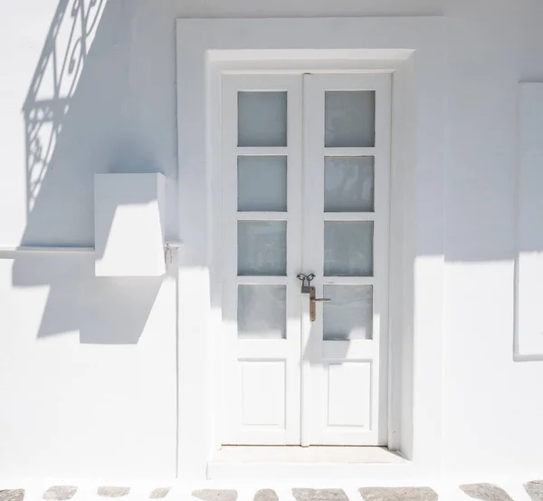 Vista de la puerta blanca en la soleada calle griega — Foto de Stock