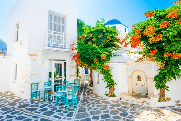 希腊街餐厅的阳光景观 — 图库照片