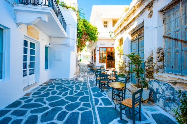 沿着希腊街的古老建筑和餐馆的景色 — 图库照片