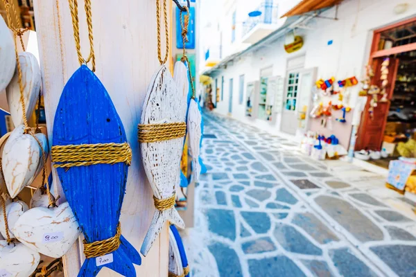 Souvenirs op de achtergrond van de Griekse straat — Stockfoto