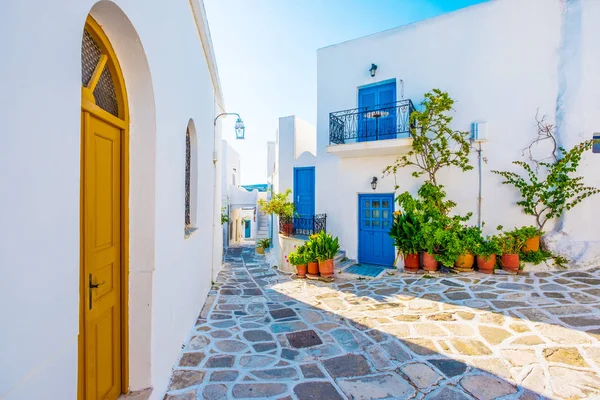 与花盆在粉刷的房子附近的小巷, 希腊 — 图库照片
