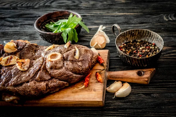 Carne alla griglia su un tavolo — Foto Stock