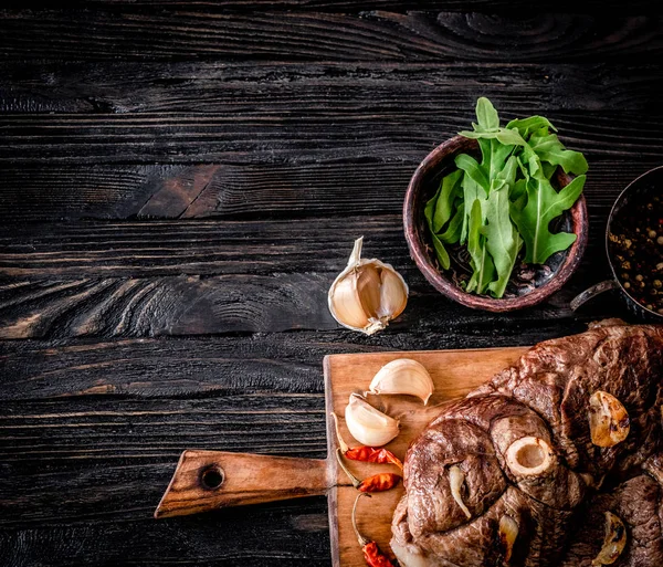 Carne alla griglia su un tavolo — Foto Stock