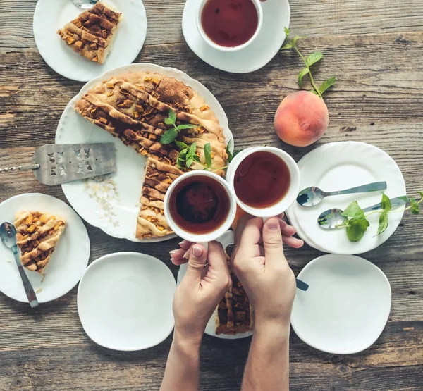 Şeftalili pasta ile çay — Stok fotoğraf