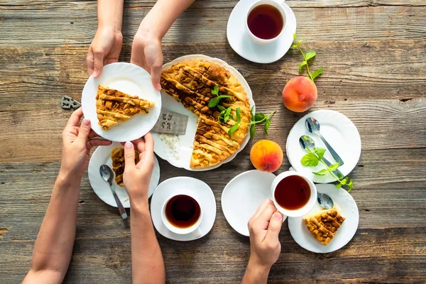 Şeftalili pasta ile çay — Stok fotoğraf