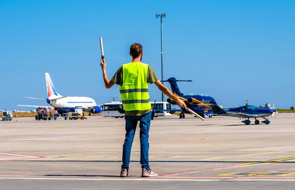 Dispatcher geaturing signs directing the plane — Stock Photo, Image