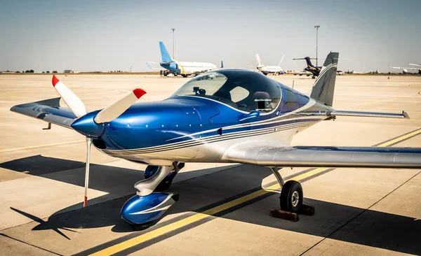 Avião desportivo azul brilhante na pista — Fotografia de Stock