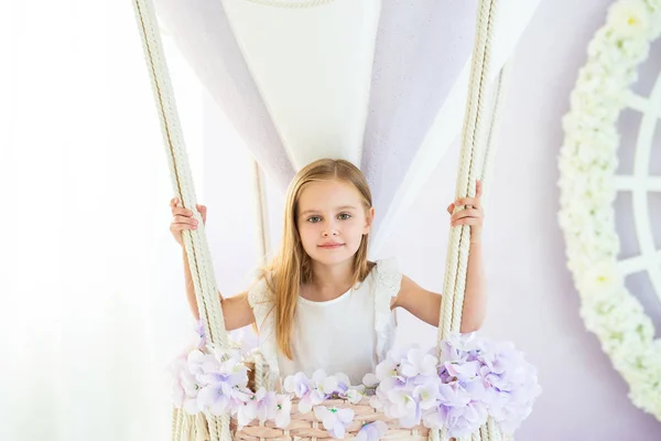 Bella bambina bionda in piedi nella bella mongolfiera decorativa — Foto Stock